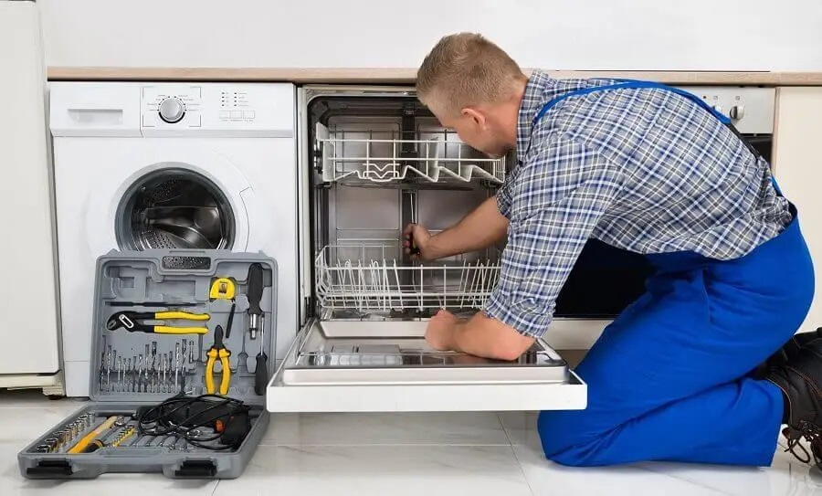 Kartepe Viessmann servisi teknisyen ekibi beyaz eşya tamiri yaparken